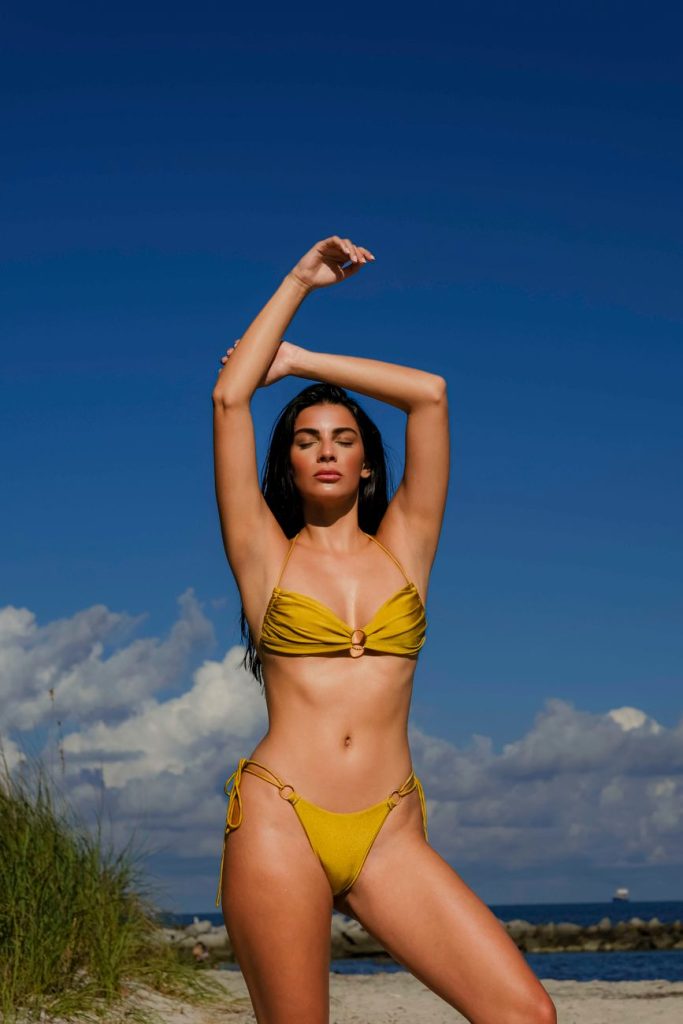 Femme en bikini au bord de la piscine