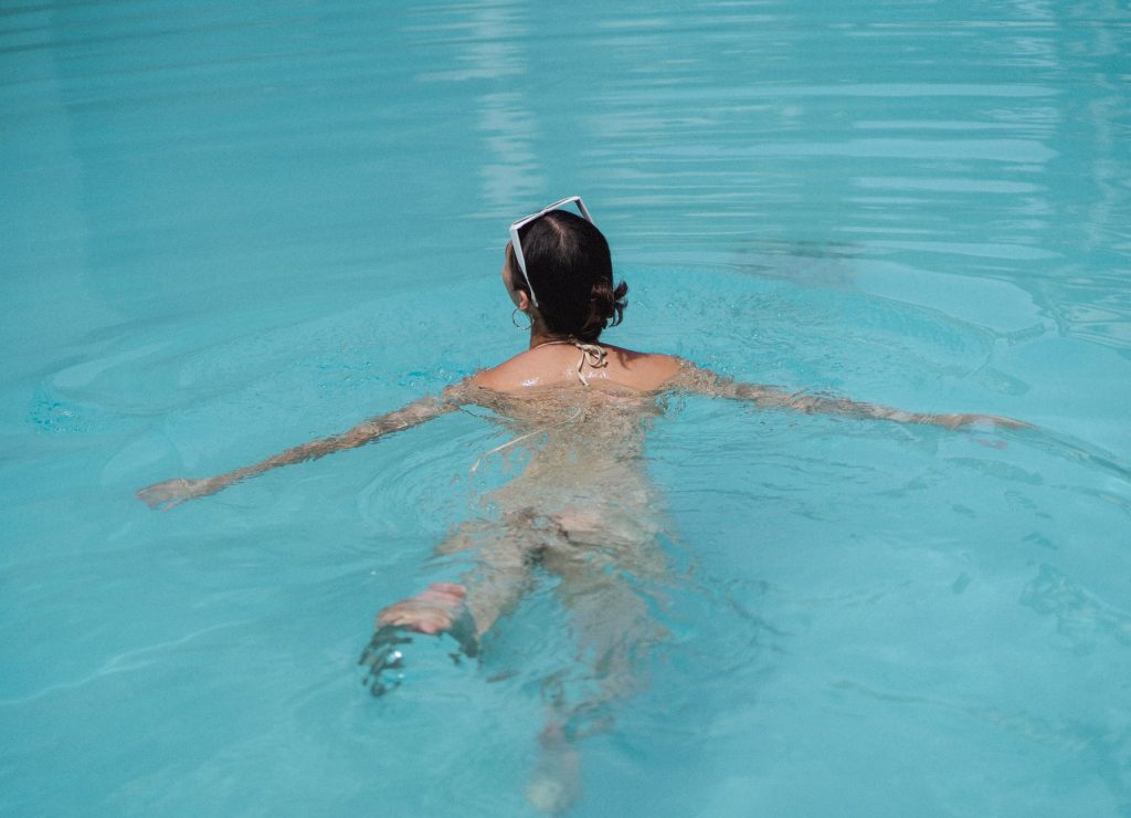 Femme en bikini au bord de la piscine