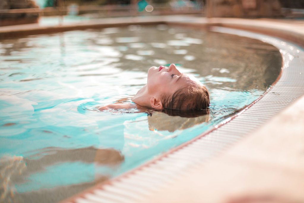 Femme en bikini au bord de la piscine