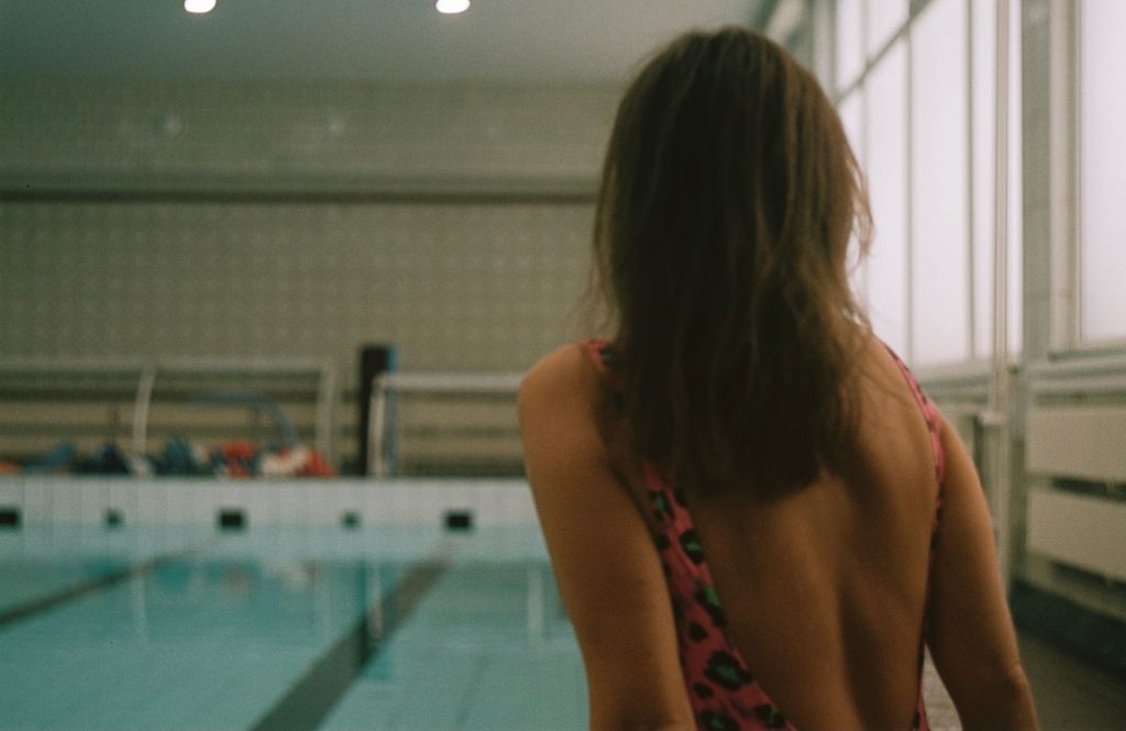 Femme en bikini au bord de la piscine