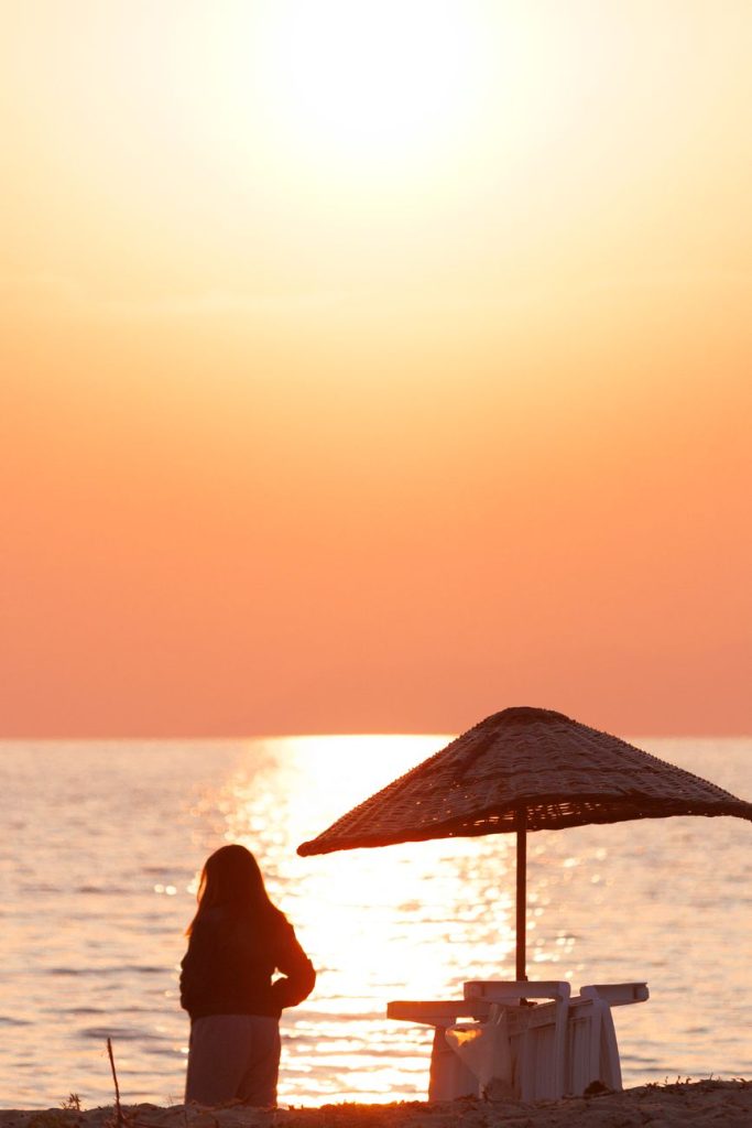 Femme en bikini au bord de la piscine