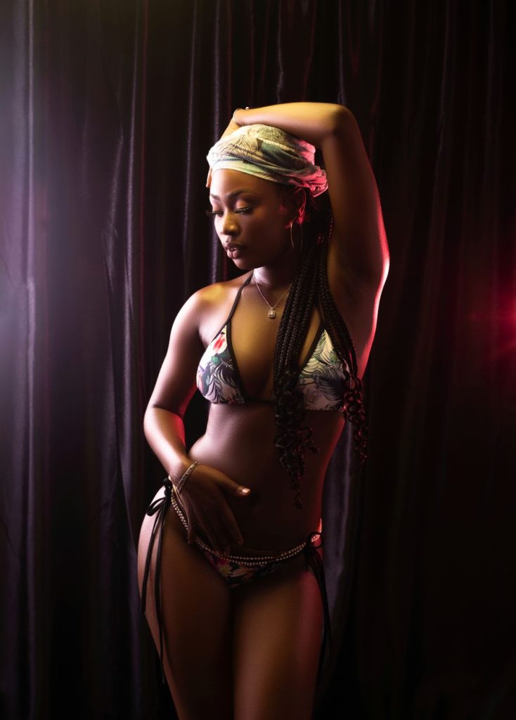 Femme en bikini au bord de la piscine