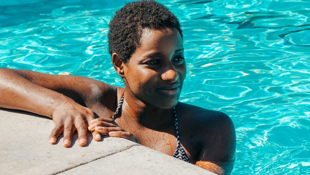 Femme en bikini au bord de la piscine