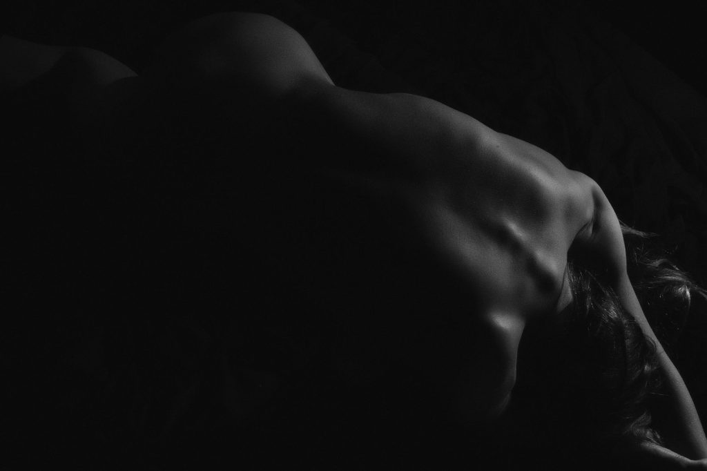 Jeune femme séduisante