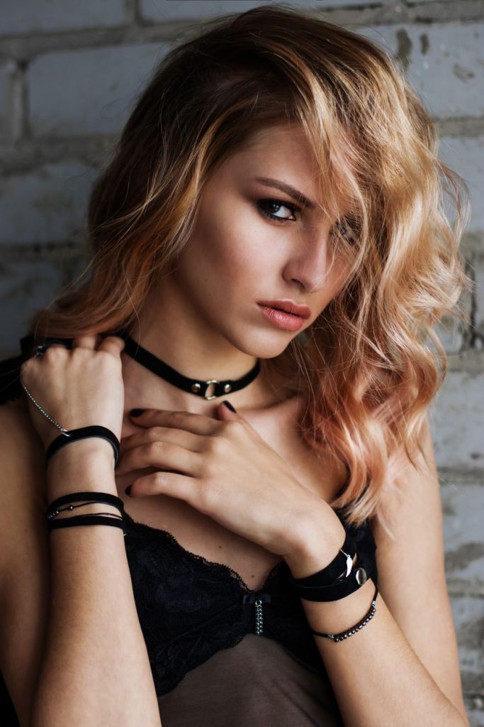 Jeune femme séduisante