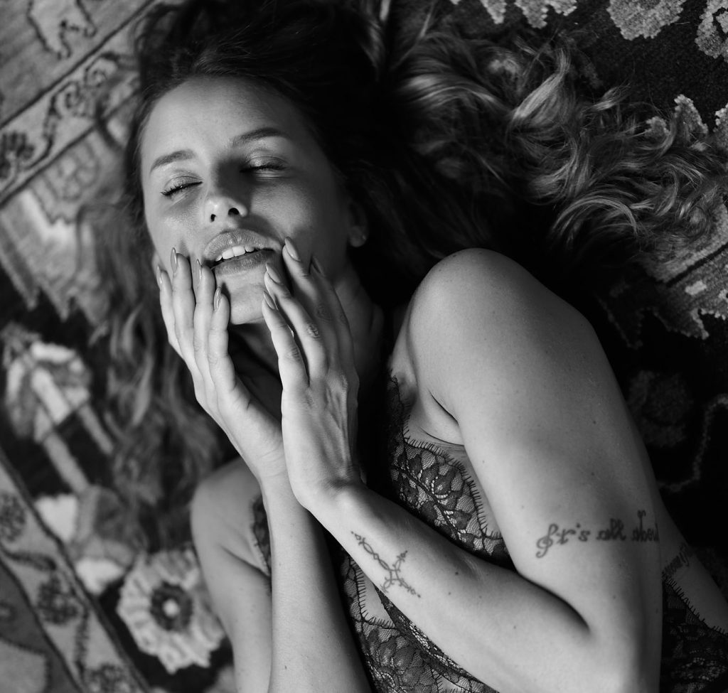 Jeune femme séduisante
