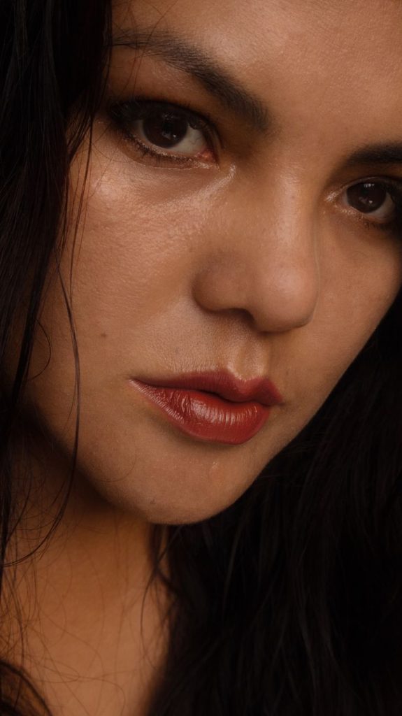 Jeune femme séduisante