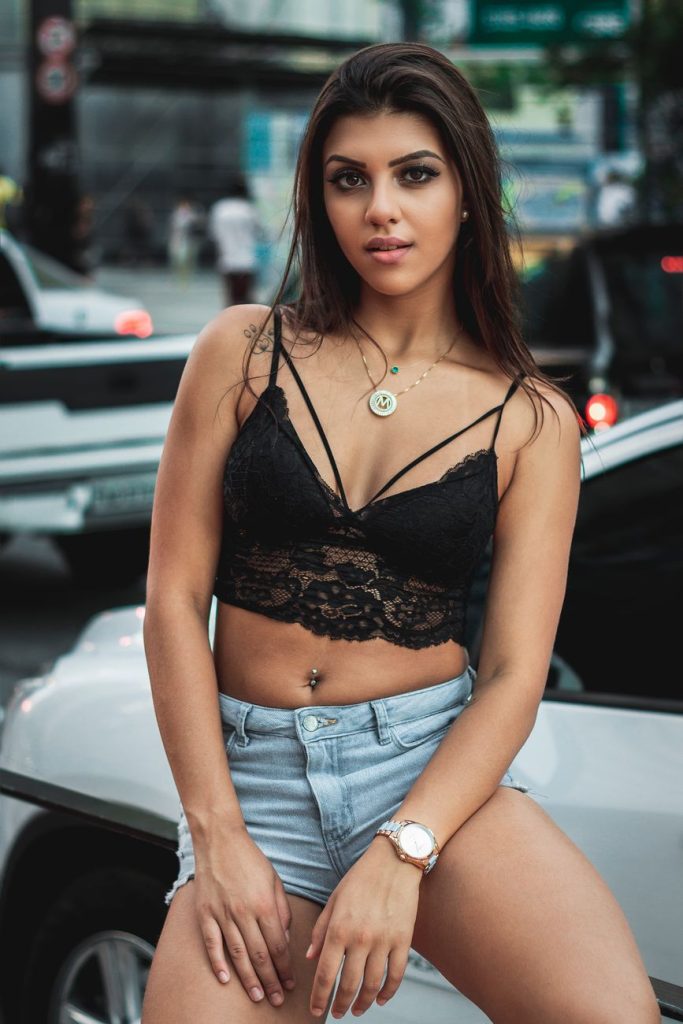 Jeune femme séduisante